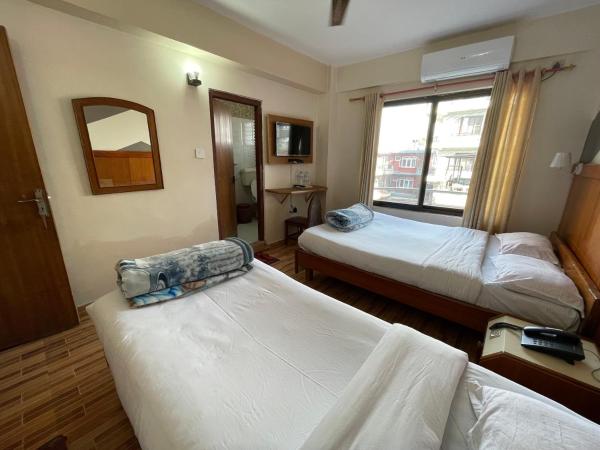 Hotel Vajra Inn & Apartments : photo 1 de la chambre chambre triple deluxe