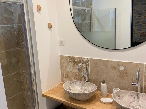 La Bellours Chambre D'Hôtes : photo 6 de la chambre chambre double - vue sur piscine