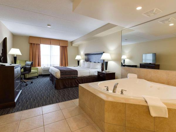 Country Inn & Suites by Radisson, Niagara Falls, ON : photo 1 de la chambre suite lit king-size avec baignoire spa