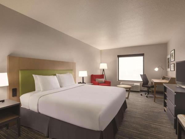 Country Inn & Suites by Radisson, Tampa Airport East-RJ Stadium : photo 3 de la chambre chambre lit king-size avec douche accessible en fauteuil roulant - adaptée aux personnes à mobilité réduite