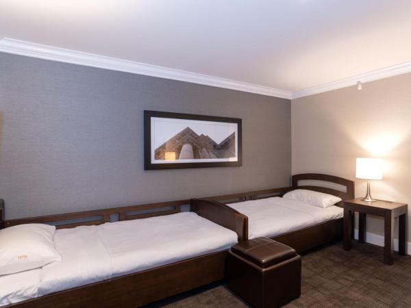 Sandman Signature Edmonton South Hotel : photo 4 de la chambre family suite, 1 king bed, 2 single beds, kitchenette