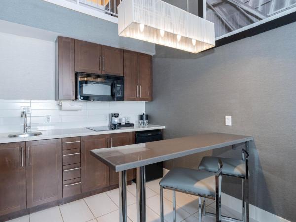 Sandman Signature Edmonton South Hotel : photo 5 de la chambre loft suite, 1 king bed, kitchen