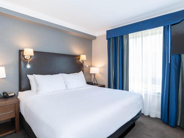 Sandman Signature Edmonton South Hotel : photo 1 de la chambre suite lit king-size avec jacuzzi et cuisine