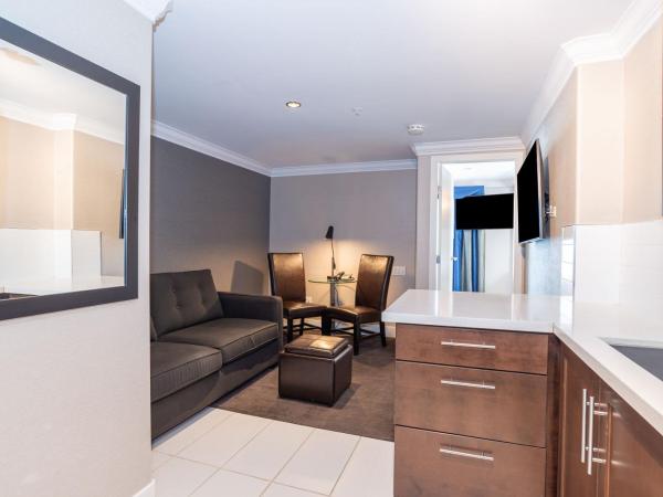 Sandman Signature Edmonton South Hotel : photo 5 de la chambre suite lit king-size avec jacuzzi et cuisine