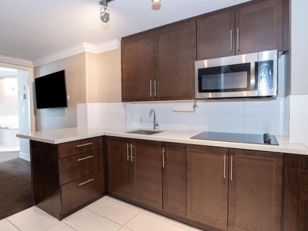 Sandman Signature Edmonton South Hotel : photo 6 de la chambre suite lit king-size avec jacuzzi et cuisine