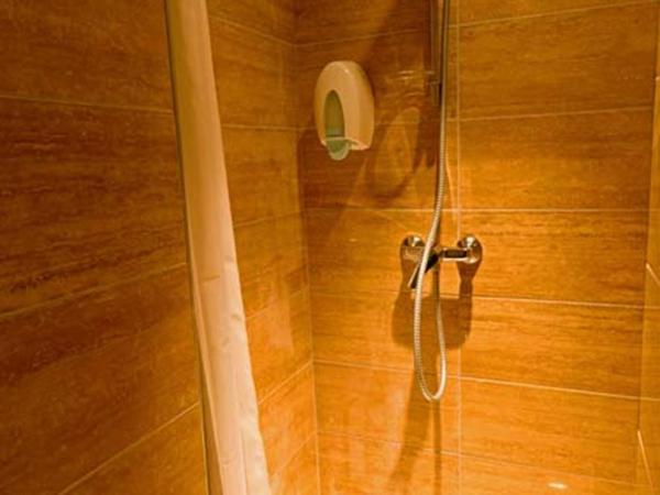 Hôtel Saint Etienne : photo 4 de la chambre chambre quadruple