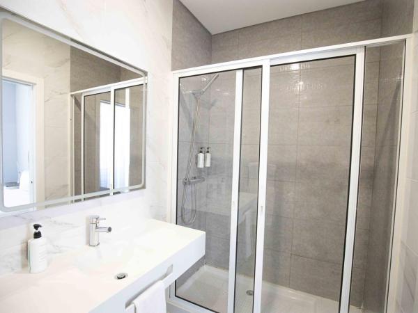 Grande Pensao Residencial Alcobia : photo 7 de la chambre chambre double supérieure - vue sur ville