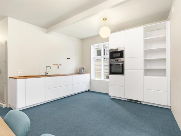 Central Guest House - Bedroom with private Bathroom : photo 1 de la chambre chambre double avec salle de bains privative