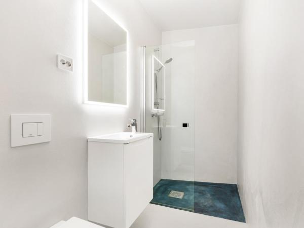 Central Guest House - Bedroom with private Bathroom : photo 9 de la chambre chambre double avec salle de bains privative