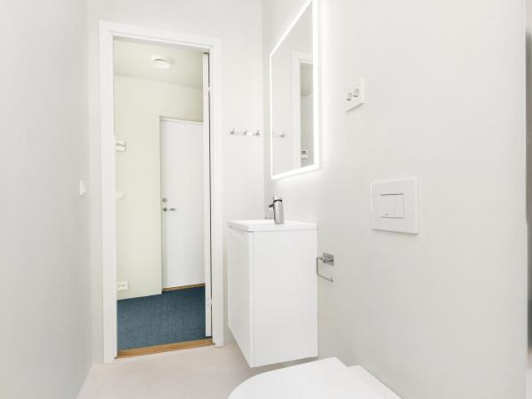 Central Guest House - Bedroom with private Bathroom : photo 9 de la chambre chambre double avec salle de bains privative