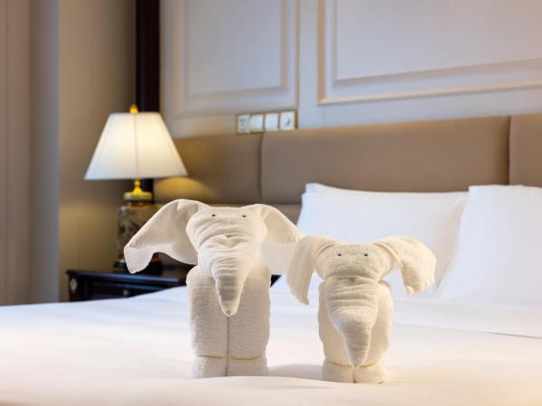 Crowne Plaza Hotel & Suites Landmark Shenzhen, an IHG Hotel - Nearby Luohu Border, Indoor heated swimming pool, Complimentary Welcome Drink : photo 1 de la chambre suite junior lit king-size - accès au salon