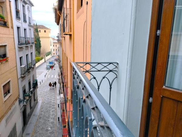 Casual Ilbira Granada : photo 9 de la chambre chambre triple avec balcon