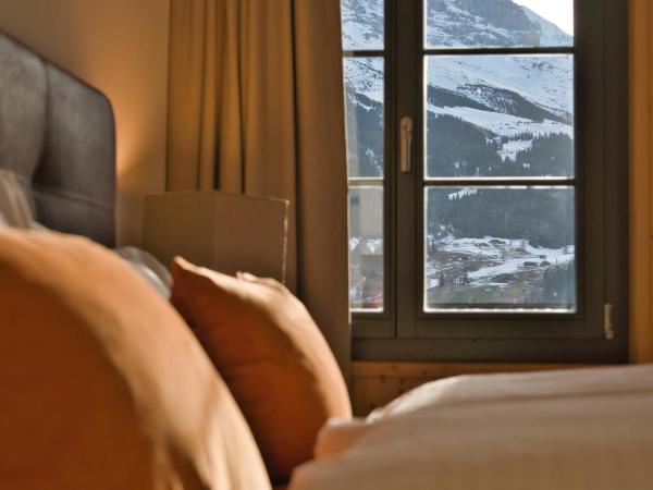 Eiger View Alpine Lodge : photo 5 de la chambre chambre double supérieure avec balcon - vue sur eiger