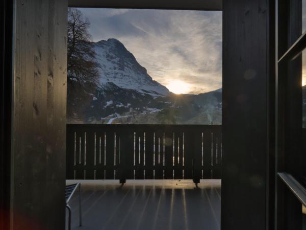 Eiger View Alpine Lodge : photo 2 de la chambre chambre double supérieure avec balcon - vue sur eiger