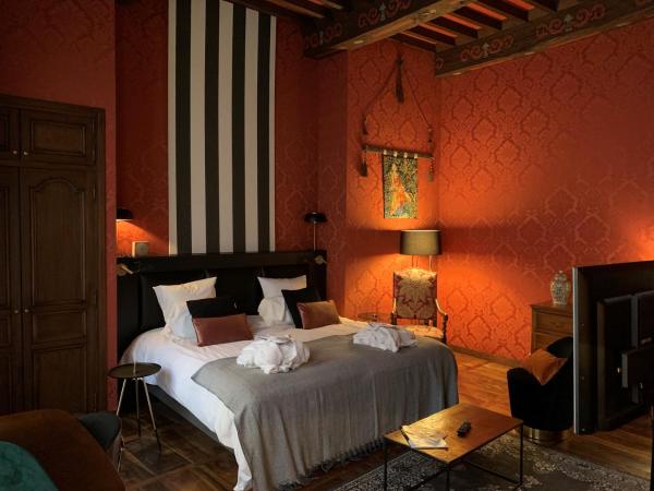 Mercure Figeac Viguier du Roy : photo 6 de la chambre suite deluxe avec 1 lit double et un canapé