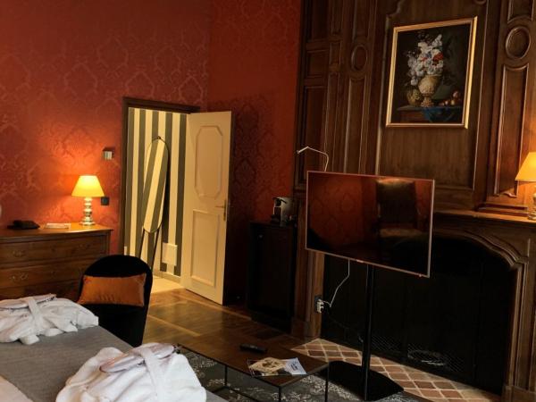 Mercure Figeac Viguier du Roy : photo 4 de la chambre suite deluxe avec 1 lit double et un canapé