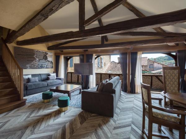 Mercure Figeac Viguier du Roy : photo 4 de la chambre suite familiale avec 1 lit double et 2 canapés-lits