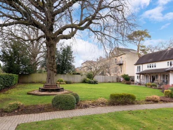 Near Major Attractions | Comfortable | TV : photo 10 de la chambre maison de vacances