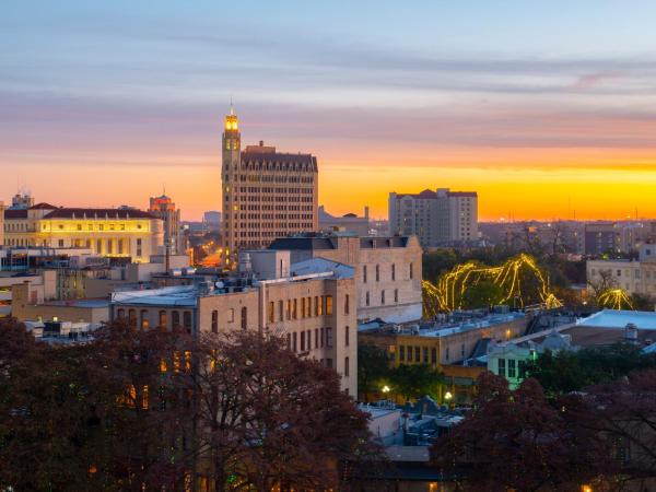 The Emily Morgan Hotel - A DoubleTree by Hilton : photo 9 de la chambre chambre lit king-size avec baignoire accessible aux personnes à mobilité réduite et malentendantes