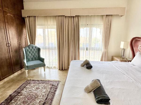 DARÏ : photo 2 de la chambre chambre lit queen-size - vue sur piscine