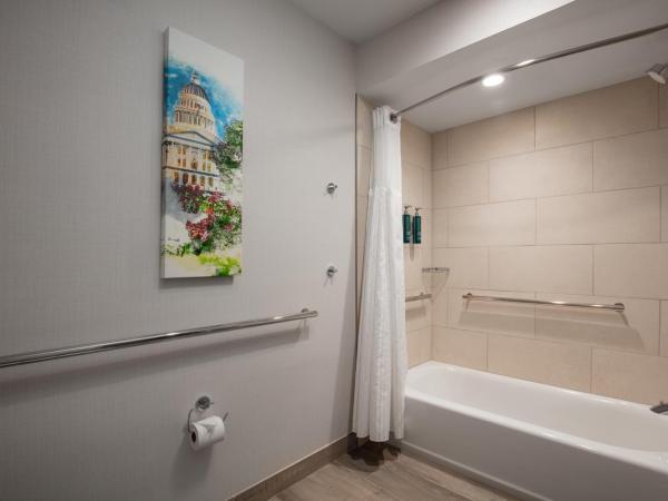DoubleTree By Hilton Sacramento : photo 2 de la chambre chambre avec 2 lits queen-size et baignoire - accessible aux personnes à mobilité réduite - non-fumeurs