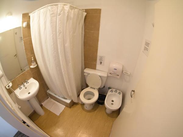 BA STOP Hostel : photo 10 de la chambre chambre triple avec salle de bains privative