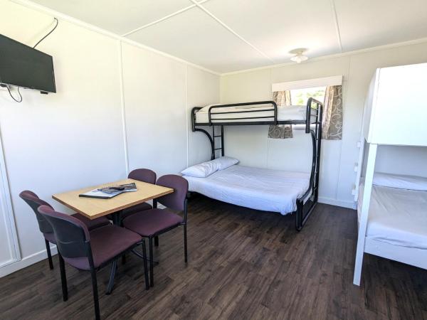 Holdens Bay Holiday Park : photo 4 de la chambre studio kitchen cabin (shared bathroom)