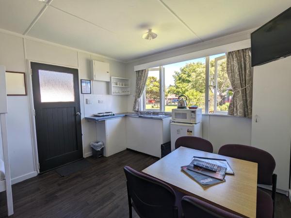 Holdens Bay Holiday Park : photo 2 de la chambre studio kitchen cabin (shared bathroom)