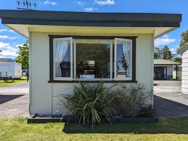 Holdens Bay Holiday Park : photo 1 de la chambre studio kitchen cabin (shared bathroom)
