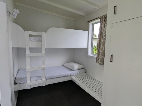 Holdens Bay Holiday Park : photo 5 de la chambre large studio kitchen cabin (shared bathroom)
