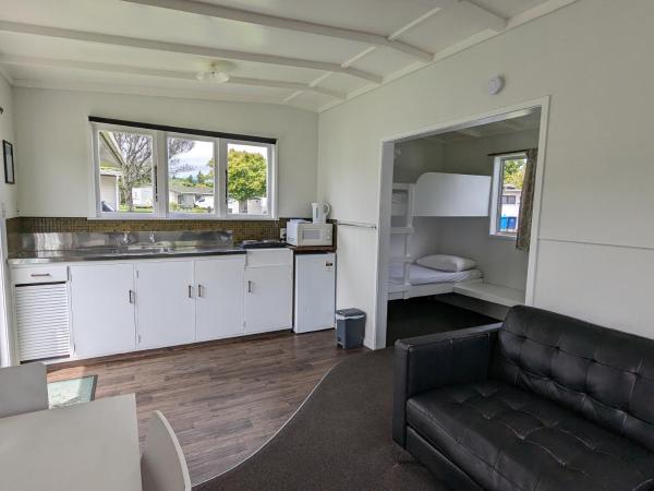 Holdens Bay Holiday Park : photo 2 de la chambre large studio kitchen cabin (shared bathroom)