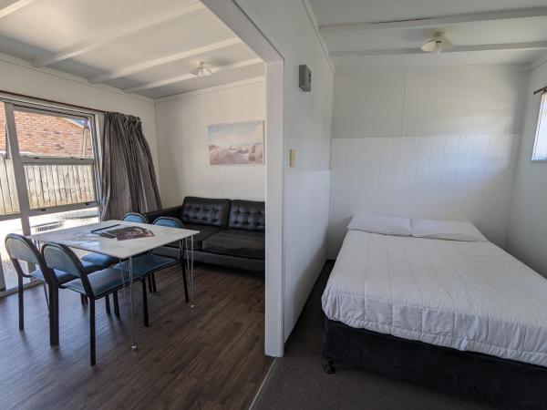 Holdens Bay Holiday Park : photo 7 de la chambre large standard cabin (shared bathroom)