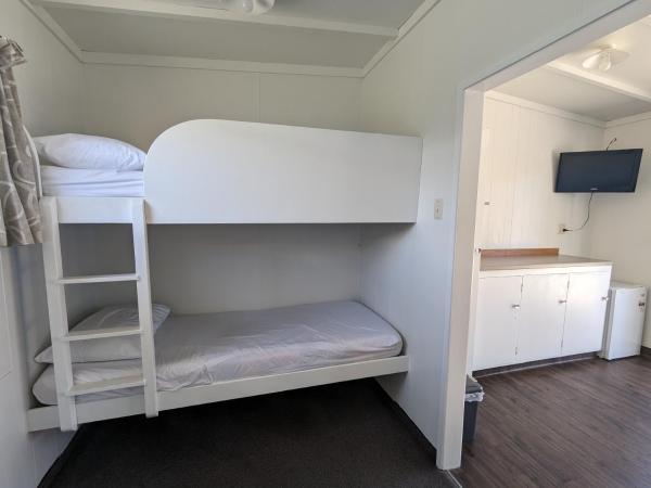 Holdens Bay Holiday Park : photo 6 de la chambre large standard cabin (shared bathroom)