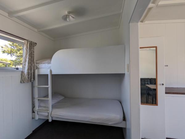 Holdens Bay Holiday Park : photo 4 de la chambre large standard cabin (shared bathroom)