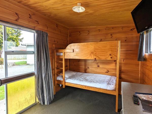 Holdens Bay Holiday Park : photo 3 de la chambre standard bunk cabin (shared bathroom)