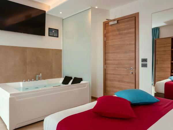 You & Me Beach Hotel : photo 4 de la chambre suite junior avec bain à remous - vue partielle sur mer