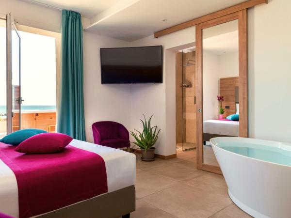 You & Me Beach Hotel : photo 1 de la chambre suite avec terrasse et bain à remous - vue sur mer