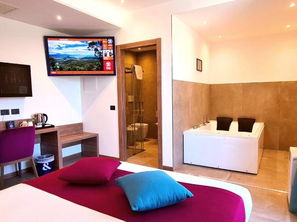 You & Me Beach Hotel : photo 6 de la chambre suite junior avec bain à remous - vue partielle sur mer