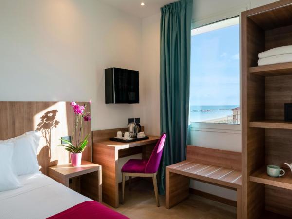 You & Me Beach Hotel : photo 2 de la chambre suite junior avec bain à remous - vue partielle sur mer