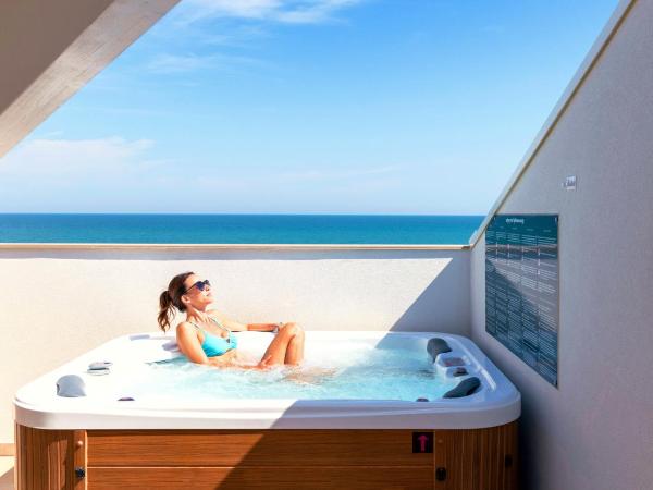 You & Me Beach Hotel : photo 3 de la chambre suite loft avec bain à remous - vue sur mer