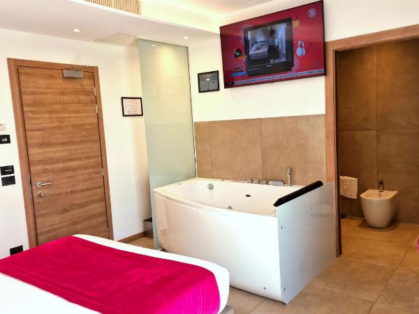 You & Me Beach Hotel : photo 7 de la chambre suite junior avec bain à remous - vue partielle sur mer