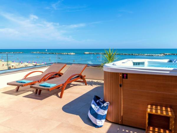You & Me Beach Hotel : photo 2 de la chambre suite avec terrasse et bain à remous - vue sur mer