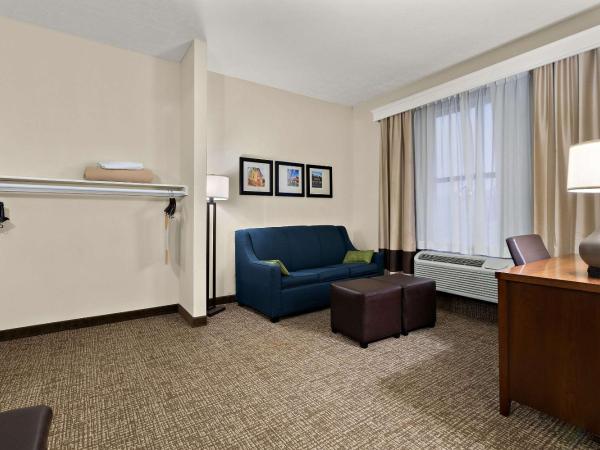 Comfort Suites : photo 2 de la chambre suite lit king-size - accessible aux personnes à mobilité réduite - non-fumeurs