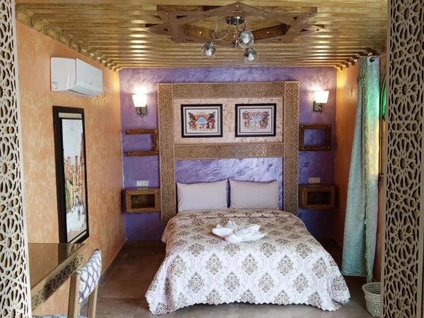 RIAD Dar Ouezzani : photo 2 de la chambre chambre deluxe avec 2 lits queen-size