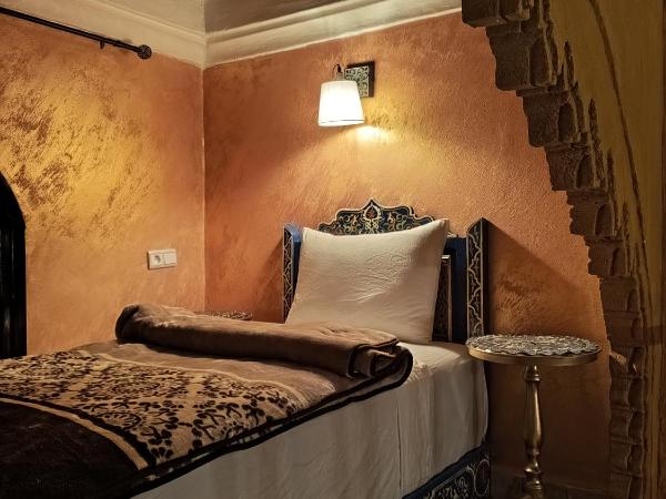 RIAD Dar Ouezzani : photo 7 de la chambre chambre lit king-size supérieure