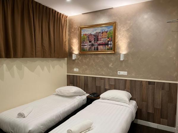 Dam Hotel : photo 2 de la chambre chambre lits jumeaux avec salle de bains privative
