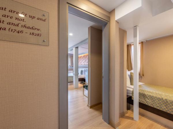 Gallery Residence & Hotel Nişantaşı : photo 2 de la chambre chambre triple avec balcon