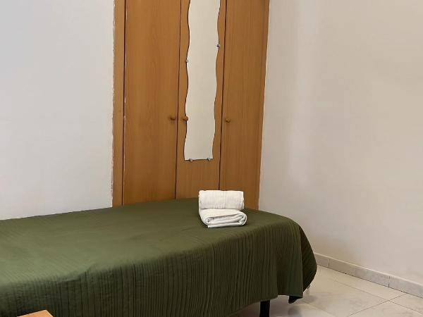 Hostal Alhambra Tarragona : photo 3 de la chambre chambre simple avec salle de bains commune