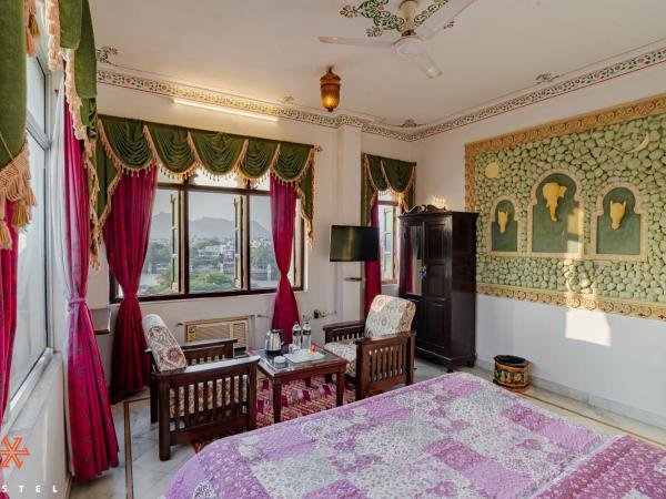 Zostel Udaipur : photo 3 de la chambre chambre double – vue sur lac