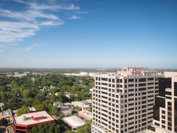 Sheraton Grand Sacramento : photo 1 de la chambre baywindow suite, m club lounge access, 1 king, city view 